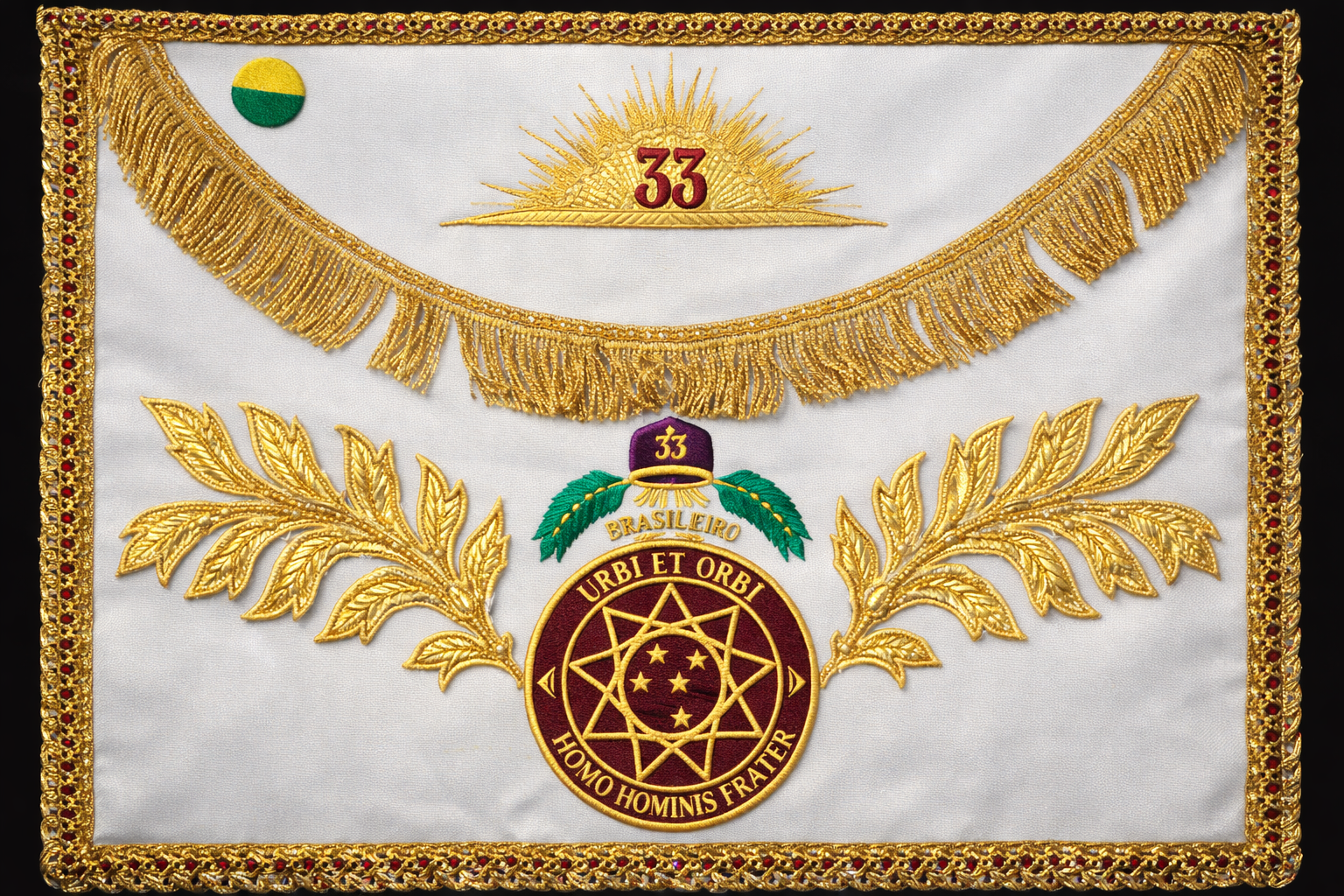 Avental do Grau 33 do Rito Brasileiro – Servidor da Ordem da Pátria e da Humanidade, com bordados dourados, número 33 e brasão Urbi et Orbe.